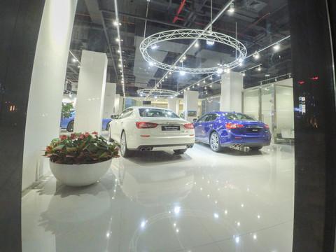 汽车展厅：车迷的梦幻乐园与品牌窗口