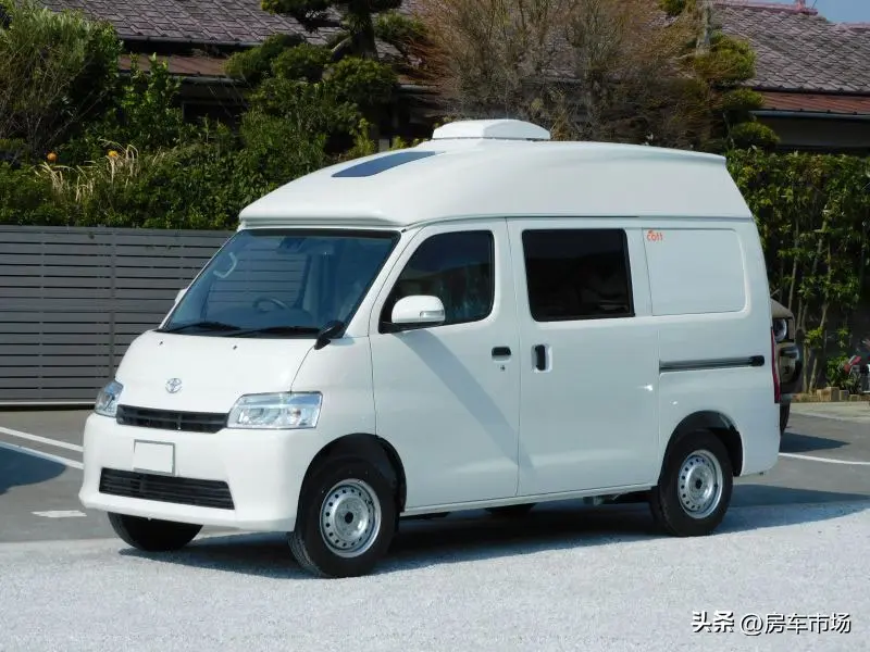 丰田4米长小型露营车，1.5升排量，U型座椅拼床，两人轻松出行