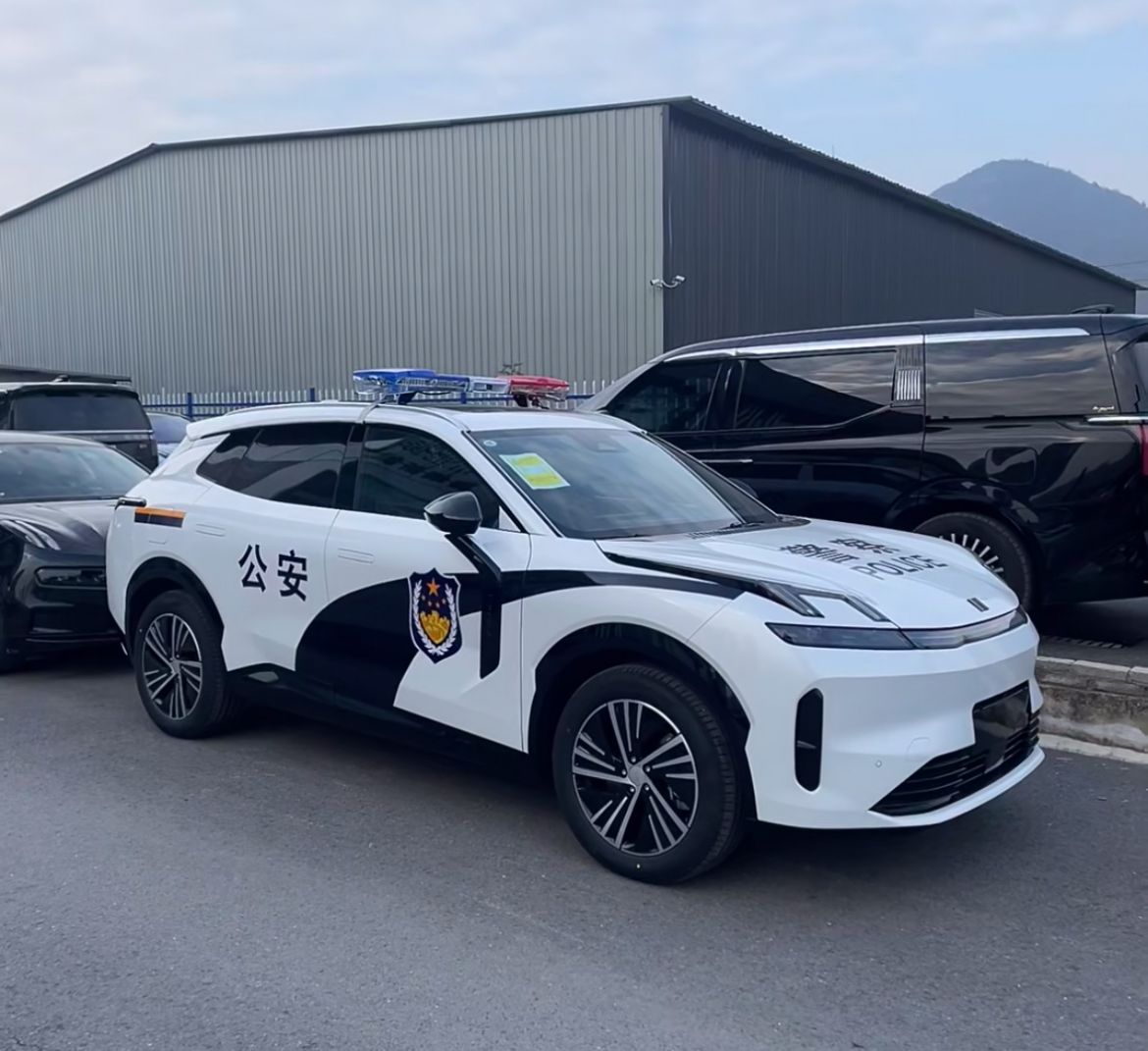 领克08EM-P警车来袭，智能“铁骑”守护城市