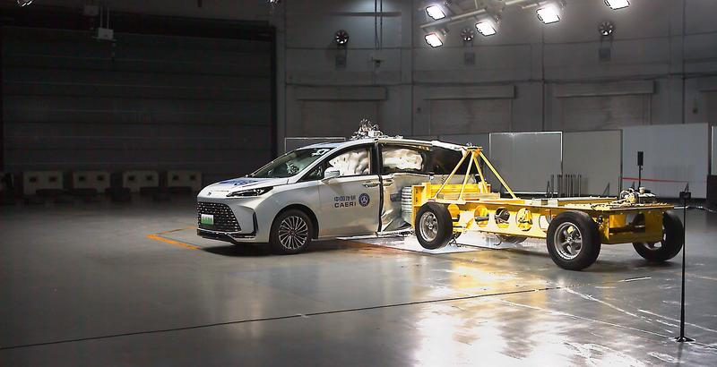 全优成绩创纪录 别克GL8陆尚创MPV三排安全碰撞纪录