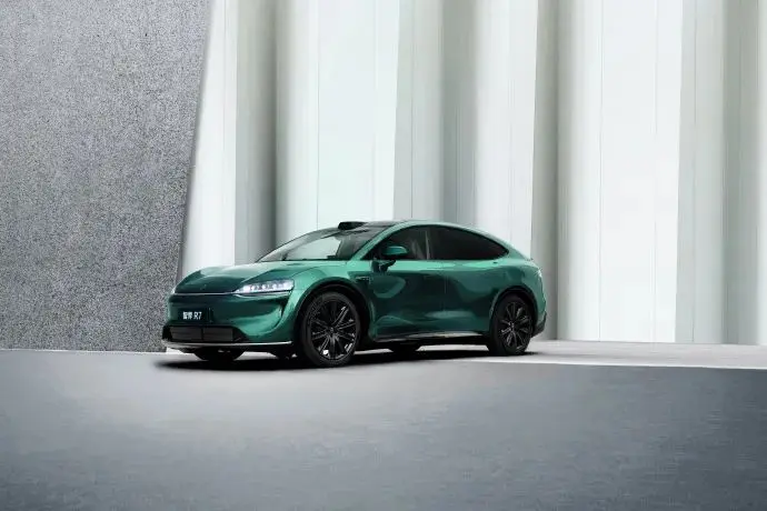 新款智界R7，黑化外观，主副驾零重力驾座椅