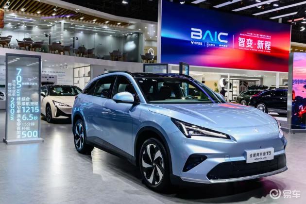 都是热门车型，极狐全新阿尔法T5和比亚迪海狮06 DM-i怎么选？