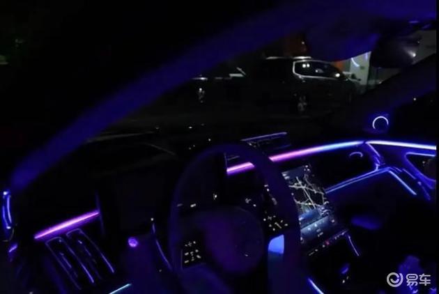 奔驰S400车主分享改装心得：氛围灯、音响和全包脚垫