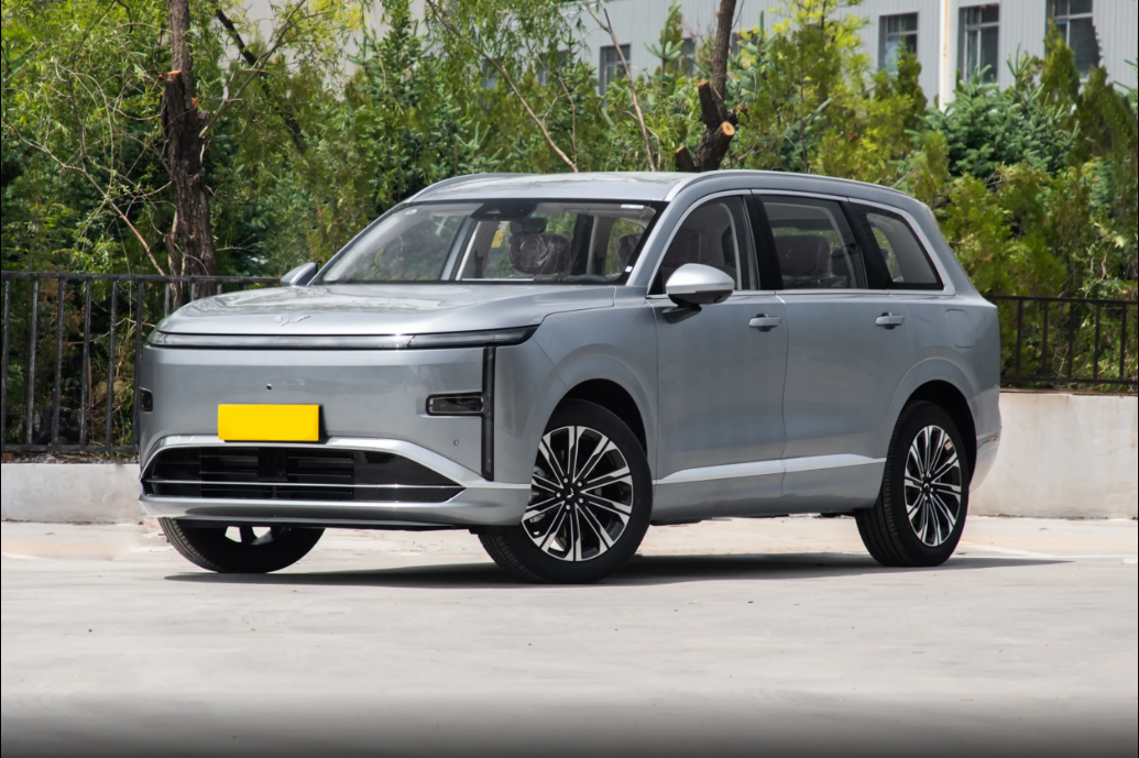 五菱星光L：10万级大六座SUV，长得好看空间大，综合续航1260km